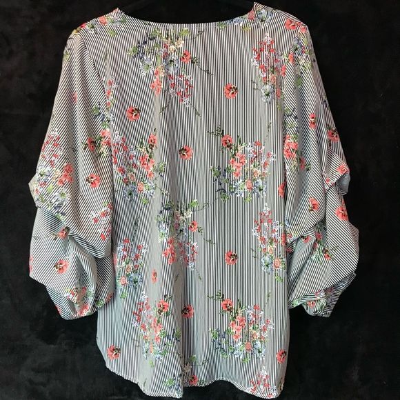 Gibson Latimer White and Black striped Blouse, floral print, Balloon Sleeves - Picture 2 of 5